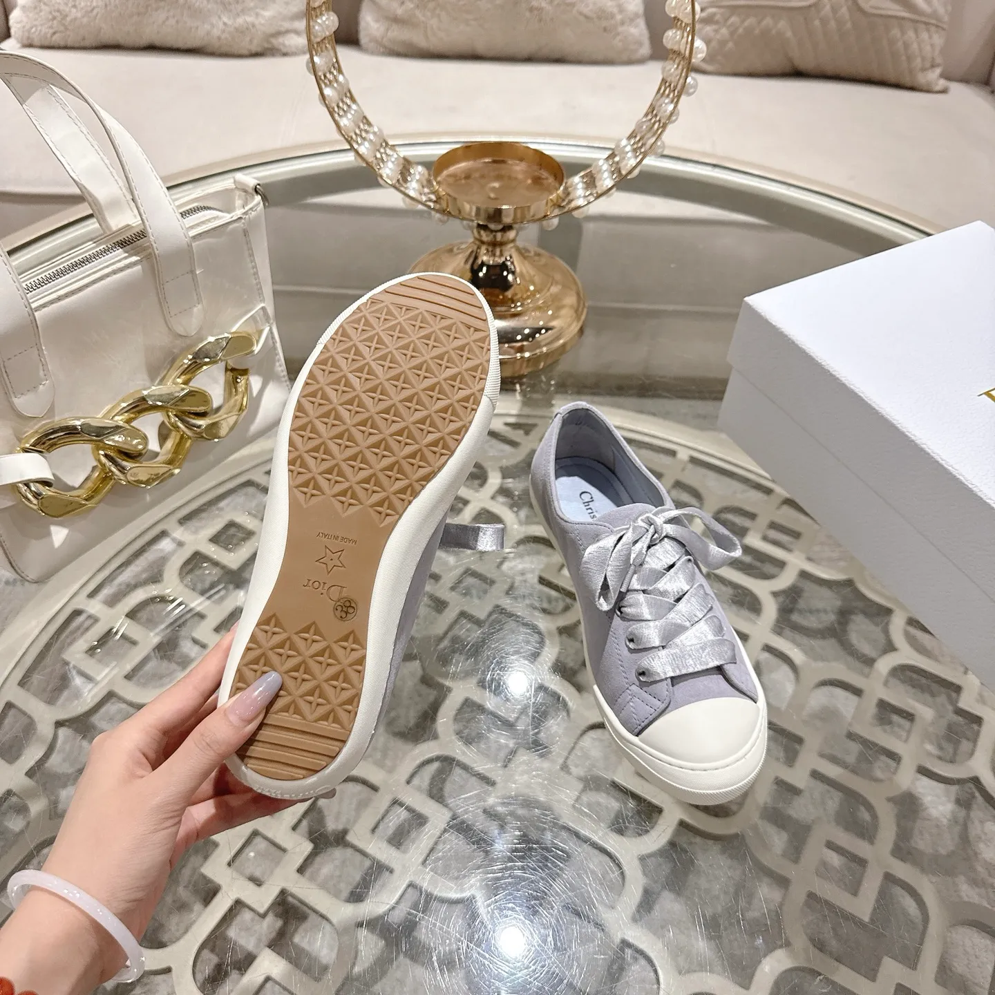 👟👟Ex-factory price 520👟👟 DIOR Dior's 2025 latest lucky satin casual shoes thin-soled shoes. Many celebrity Internet celebrities planted Chanristian Dior logo buckles. The designer really understands the needs of girls in summer. This new product Lucky thin-soled shoes are as cute as her name. The thin sole + shallow mouth design makes the whole pair of shoes very light and easy to wear. Fabric: Satin with wide satin laces of the same color. They are so beautiful that they are speechless in the sun. The soft shoe body looks like stepping on clouds with socks and culottes. It is windy and lazy when walking. It gives you the "effortless" elegance when you take a shot. Outsole: Original molded TPU outsole Size: 35-41 (41 is custom-made and cannot be returned or exchanged)